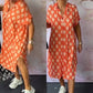 Damenkleid mit Revers, kurzen Ärmeln, Print und Schlitz am Saum