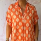 Damenkleid mit Revers, kurzen Ärmeln, Print und Schlitz am Saum