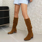 Modische und bequeme kniehohe Stiefel mit Blockabsatz