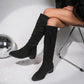 Modische und bequeme kniehohe Stiefel mit Blockabsatz