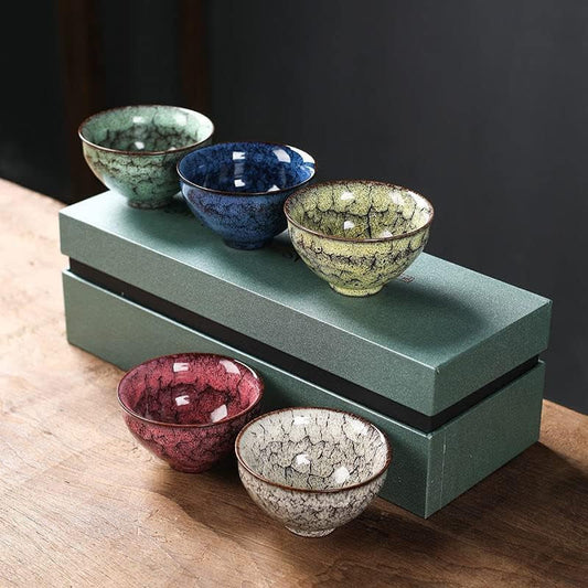 Traditionelles Teetassen-Set aus Keramik