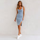 Figurbetontes Camisole-Kleid aus Denim mit U-Ausschnitt, Schlitz und verstellbaren Trägern