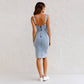 Figurbetontes Camisole-Kleid aus Denim mit U-Ausschnitt, Schlitz und verstellbaren Trägern