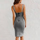Figurbetontes Camisole-Kleid aus Denim mit U-Ausschnitt, Schlitz und verstellbaren Trägern