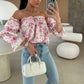 Geblümtes, gesmoktes Off-Shoulder-Top