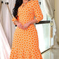 Trendiges orangefarbenes bedrucktes Damenkleid mit 3/4-Ärmeln