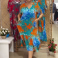 Bedrucktes Damenkleid mit V-Ausschnitt und plissiertem Saum
