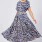 Trendy Damenkleid mit blauem Aufdruck, kurzärmlig, fließend und mit Gürtel