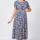 Trendy Damenkleid mit blauem Aufdruck, kurzärmlig, fließend und mit Gürtel