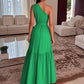 Stilvolles einfarbiges langes Kleid mit One-Shoulder-Träger und geraffter Taille
