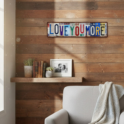 Vintage-Blechschild mit Nummernschild „Love You More“