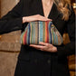 📦 Täglich 500+ Pakete versendet – der Wahnsinn! Gestreifte Damen-Clutch aus gewebtem Material