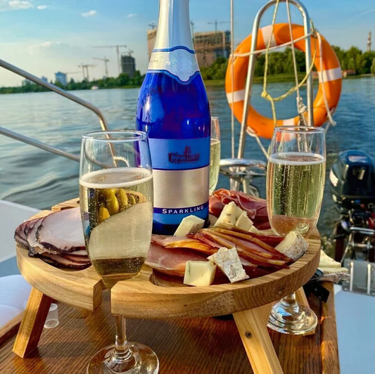 Klappbarer Picknicktisch aus Holz für draußen - mit Glashalterung