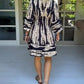 KLEID MIT V-AUSSCHNITT UND DREIVIERTELÄRMELN